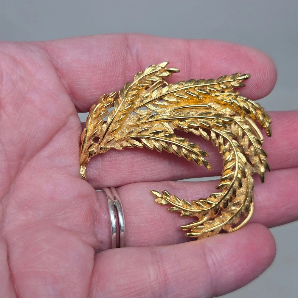 Vintage Gold Tone Wheat Stalk Feather Plume Crescent Brooch Pin Botanical